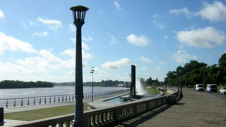 Buscan a un hombre que se arrojó al río en Paraná: «Estaba llorando, parecía en shock», contó testigo