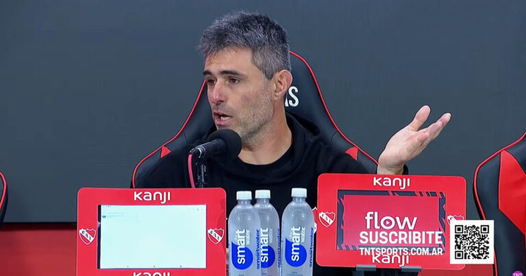 Video: Vaccari y un particular momento con un foco de luz que lo «encandilaba» en plena conferencia de prensa