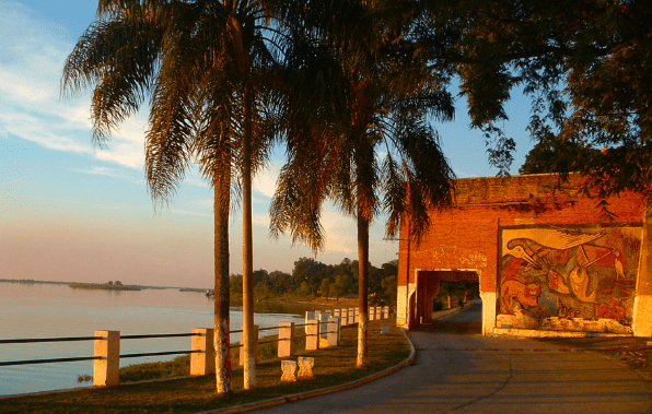 Un camión chocó contra una moto y murió un joven en el acto