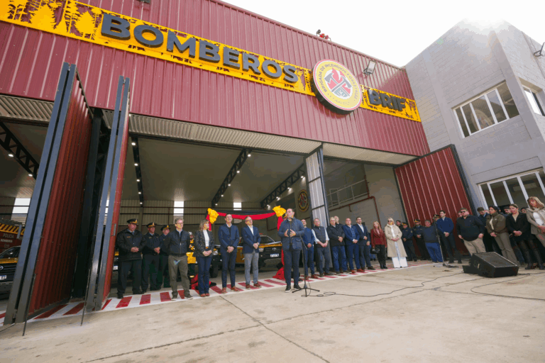 Valdés inauguró el cuartel de la Brigada de Incendios Forestales de Libres y entregó créditos a emprendedores