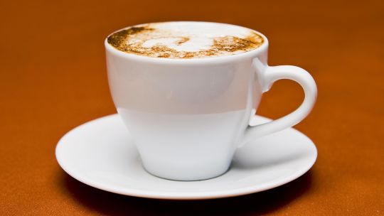 Cuáles son los beneficios del café con leche, según los expertos