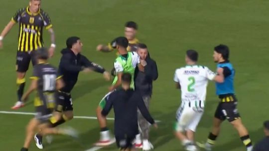 Fuertísimos incidentes que ocurrieron durante el clásico entre Nueva Chicago y Almirante Brown en la Primera Nacional