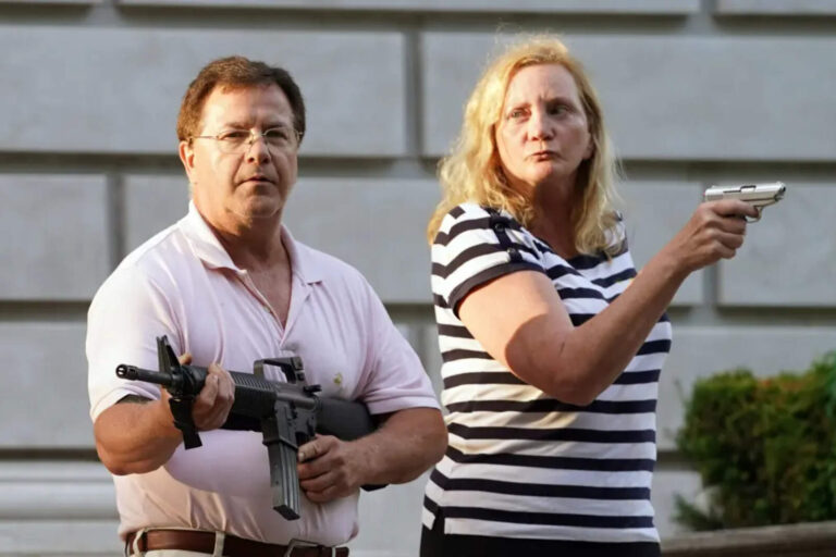 Héroes nacionales: la pareja que se defendió de terroristas de BLM recuperó sus armas