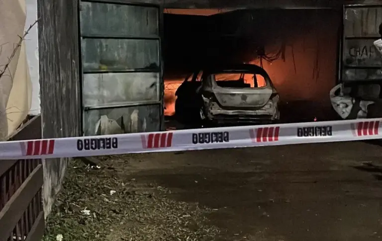 Se incendió un taller de chapa y pintura y su propietario sufrió quemaduras leves