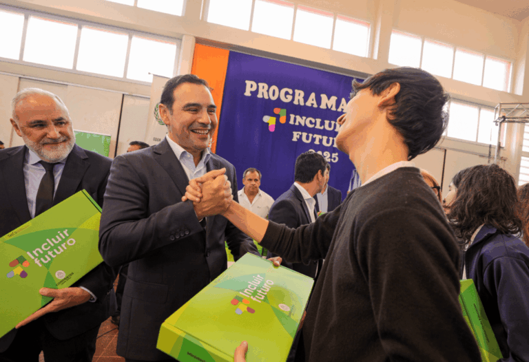 Ya se entregaron más del 85% de las computadoras de Incluir Futuro en el nivel secundario