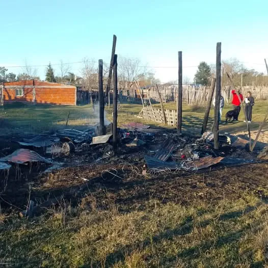 UN VORAZ INCENDIO EN PLENA TARDE DEJÓ A UNA PAREJA CON LO PUESTO Y EN LA CALLE