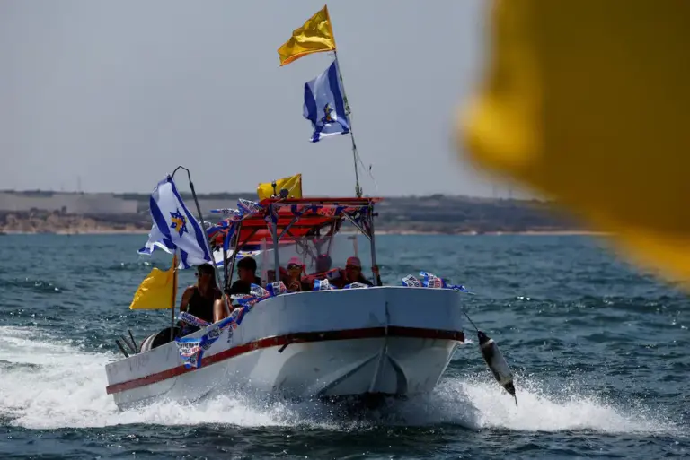 Desde las costas de Gaza, familiares de rehenes israelíes exigieron un acuerdo de liberación antes de una ofensiva total contra Hamas