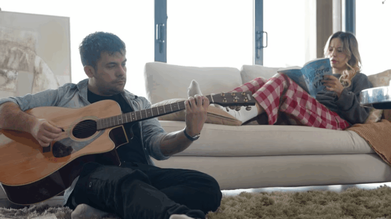 Nech presentó Ángel, la canción de la microserie Bon Vivant.