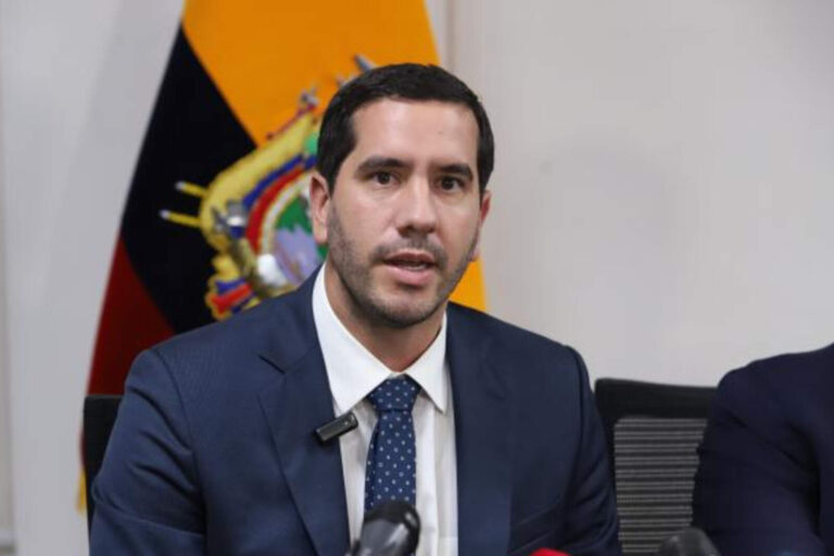 El ministro Luque mostró la nueva cárcel a Rafael Correa en respuesta a sus ataques