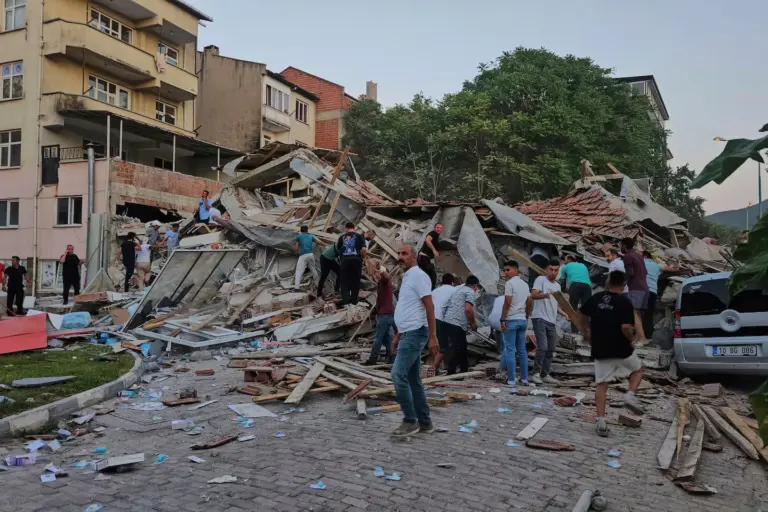 Un fuerte terremoto de magnitud 6,1 sacudió a Turquía: hay heridos y edificios derrumbados