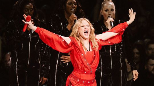 Kylie Minogue la Madonna australiana se vistió de Argentina y desplegó su bola de boliche en el Movistar Arena