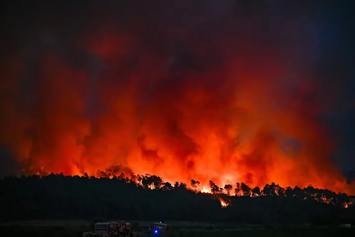 Francia: en Aude, el peor incendio de la historia tiene en alerta a los bomberos y a toda un región rica en viñedos