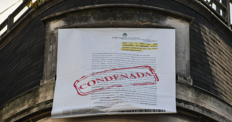 «Condenada»: la ex vecina de Cristina Kirchner desplegó una nueva bandera en su balcón y contó que venderá su departamento de Recoleta