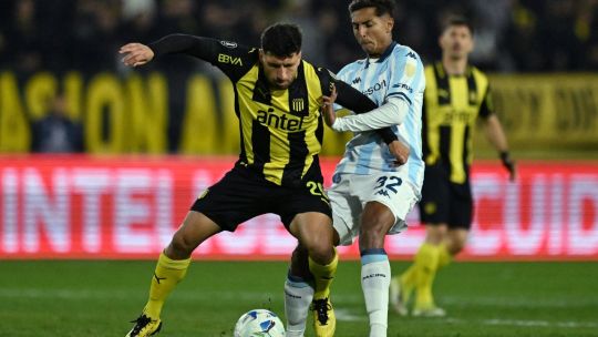 Peñarol marcó las diferencias: le ganó a Racing y viajará con leve ventaja a Avellaneda