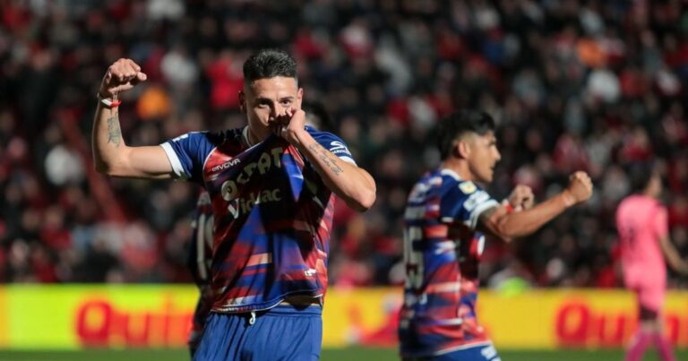 Unión metió cuatro goles en 33 minutos y le dio un golpe de nocaut a Instituto en Córdoba