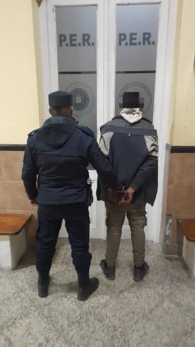 La Policía detuvo un ciudadano por «toca puertas» de los rodados estacionados en la vía pública.