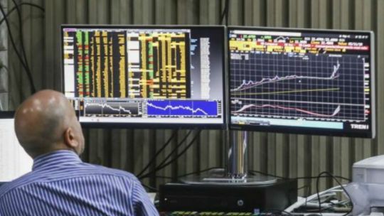 El Merval bajó 4,3%, mientras que las acciones argentinas retrocedieron hasta un 9%