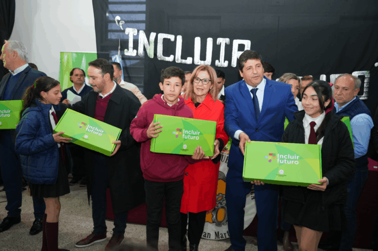 El Gobierno provincial entregó noteboks a 350 alumnos de San Roque
