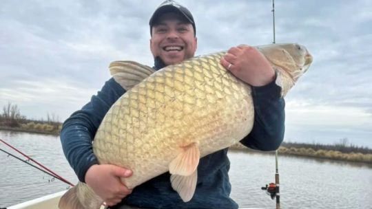 Pescaron una carpa gigante en el dique El Carrizal