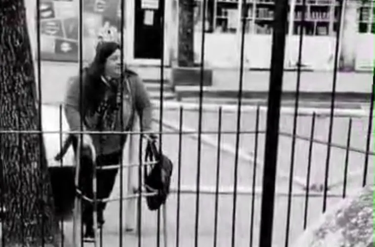 Una maestra, obligada a volver al aula con andador