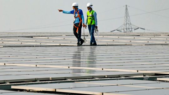 Las energías renovables en India crecen más rápido de lo esperado pero siguen dependiendo del carbón