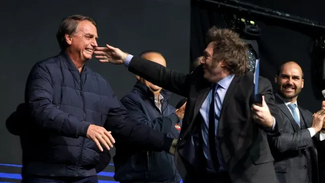 La policía de Brasil reveló que Jair Bolsonaro le pidió asilo político a Javier Milei en Argentina