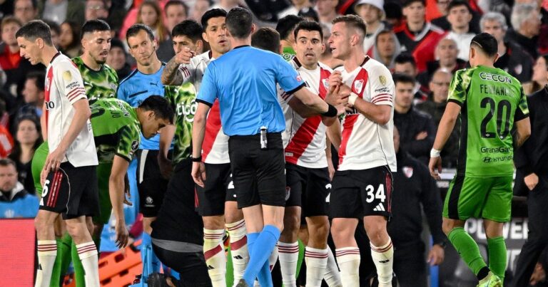 La severa expulsión de Galoppo que dejó a River con diez y generó bronca en el Monumental