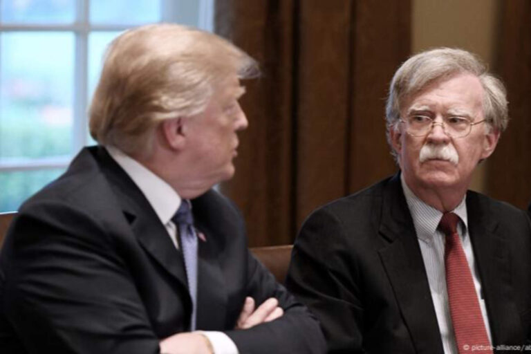 El FBI allanó el domicilio de John Bolton por poseer información clasificada