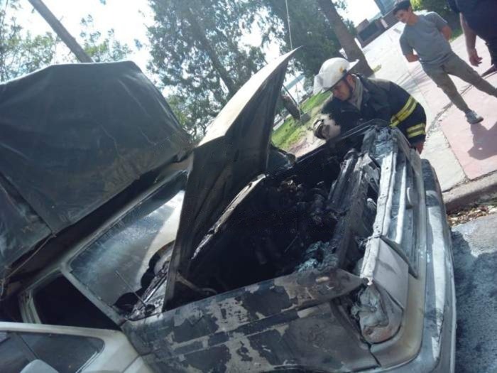 Un vehículo se incendió en el Parque Mitre.