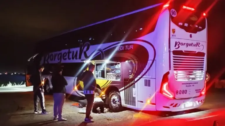 Un micro quedó colgado en un bache en la Ruta 18 en General Campos