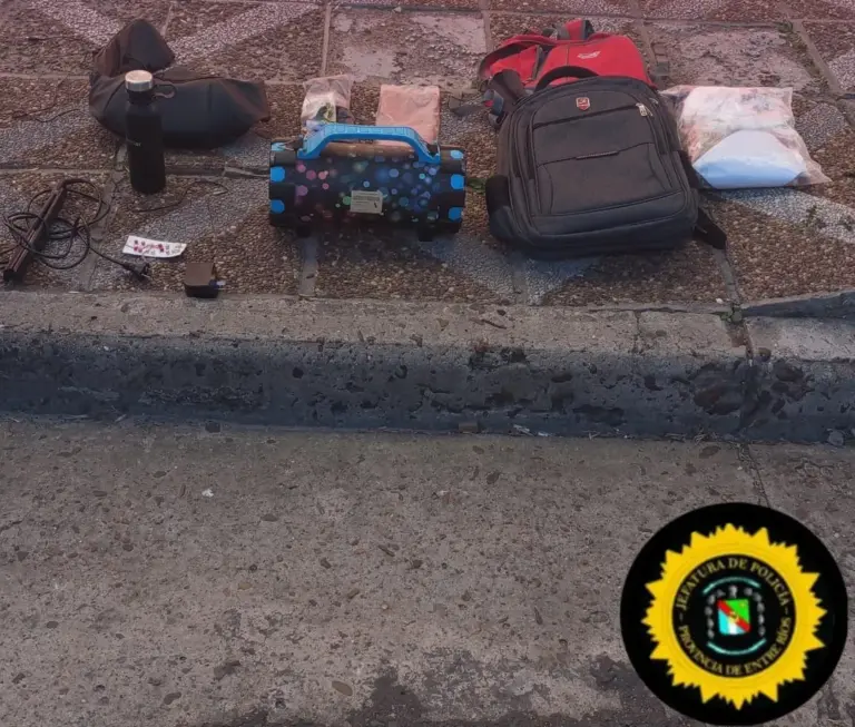 Ingresó a una casa ubicada en Bolivia y Mitre y robó varios elementos pero lo detuvieron en Alvear y Alem con el botín en sus manos.