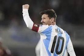 Messi hizo dos goles en su despedida y la Argentina brilló con un 3-0 ante Venezuela