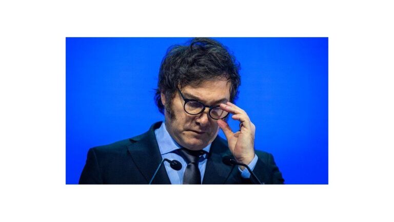 Según Financial Times, Javier Milei atraviesa «la mayor crisis de su presidencia»