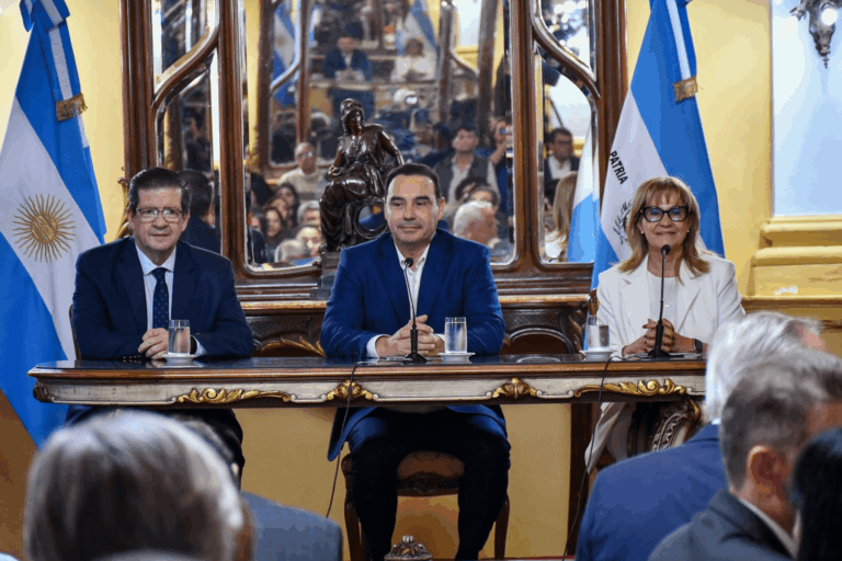 Valdés entregó reconocimientos a docentes destacados de toda la provincia