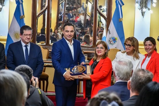 Valdés entregó reconocimientos a docentes destacados