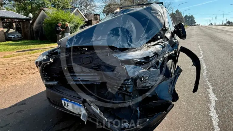 Triple choque con heridos y daños en vehículos en Villa Adela: cruzó el semáforo en rojo frente a la Arrocera Dos Hermanos