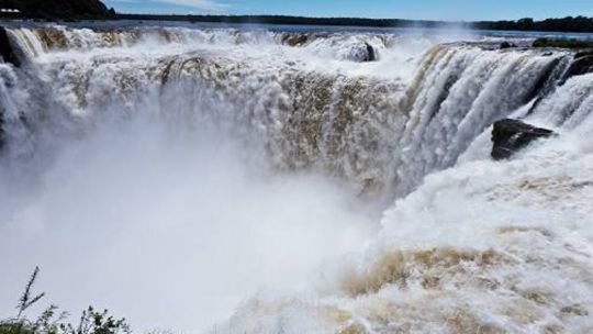 Investigan la misteriosa muerte de un hombre encontrado en una cascada de Iguazú