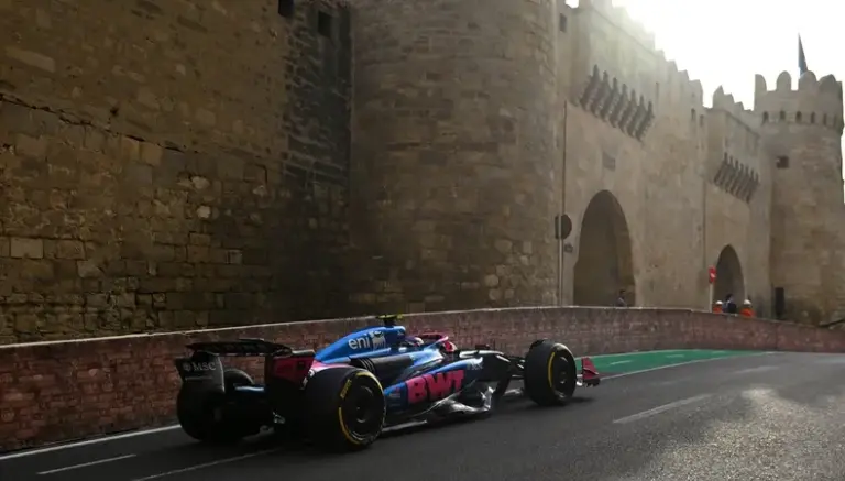 Franco Colapinto chocó contra el muro durante la clasificación del Gran Premio de Azerbaiyán en Bakú