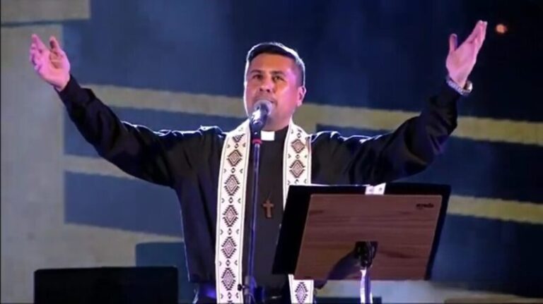 Video: el emotivo homenaje de un sacerdote y cantor alChamamé