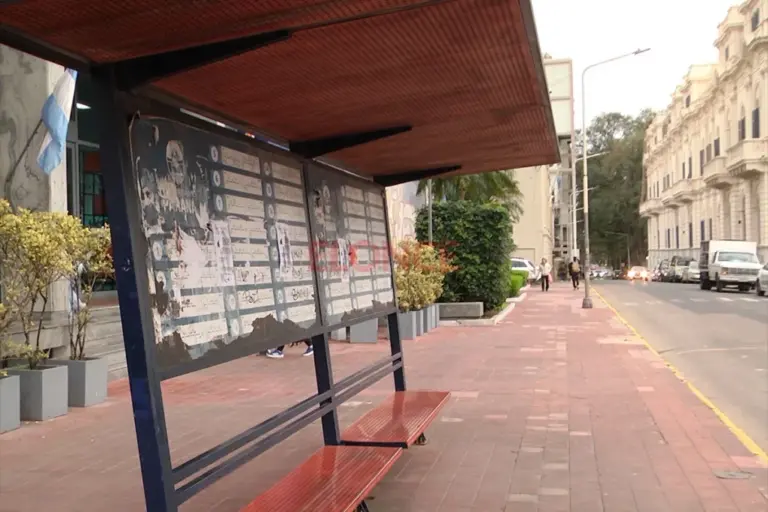 El paro de colectivos continua aun cuando pagaron el 25 % de los sueldos.