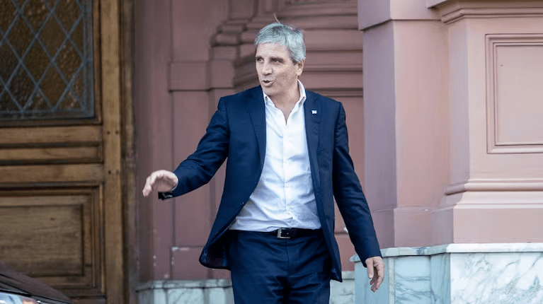 Tras el anuncio de retenciones cero, Luis Caputo se reúne con las cerealeras para que apuren la liquidación de dólares