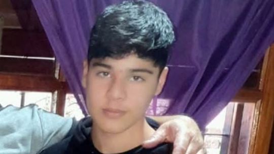 Un chico de 17 años intentó defender a su mamá de un robo y fue asesinado a balazos por otro menor