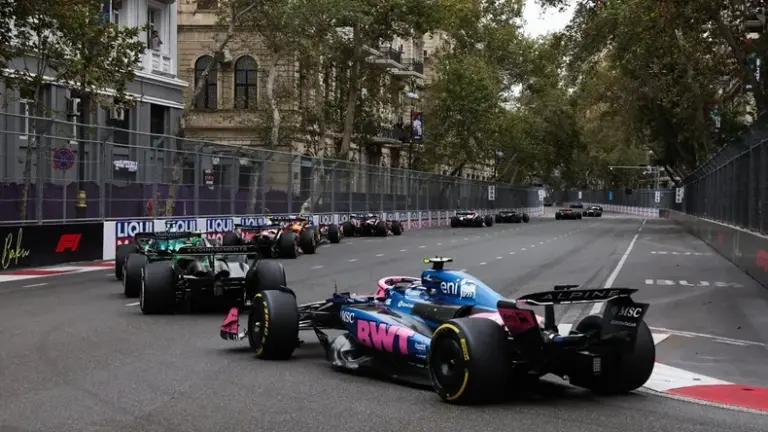 Un imparable Max Verstappen se quedó con el triunfo en el GP de Azerbaiyán y Colapinto finalizó último