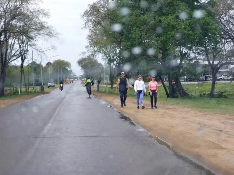 La lluvia no detiene a los peregrinos que partieron a la casa de María desde temprano