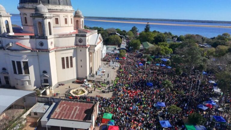 Itatí no se explica, se camina: más de 200 mil jóvenes desafiaron la lluvia para venerar a María