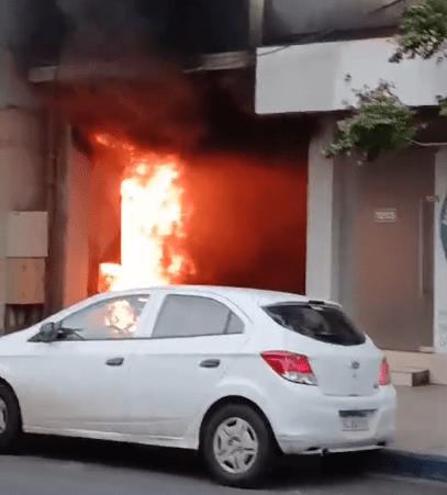Un incendio de origen eléctrico generó alarma en el edificio ubicado en España 1285, Corrientes Capital.