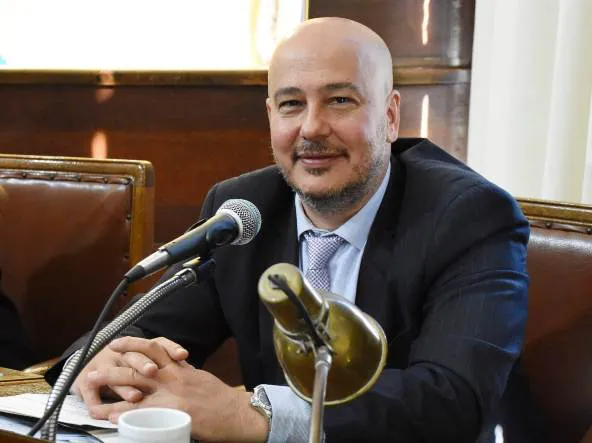 EUREKA: El concejal peronista Satalía Méndez, descubrió el significado del Presupuesto «0» del intendente Azcué.