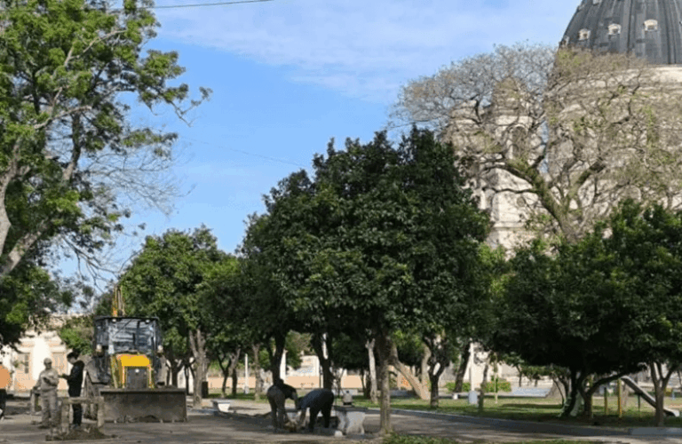 Reubican a los puesteros de la plaza frente a la Basílica de Itatí.