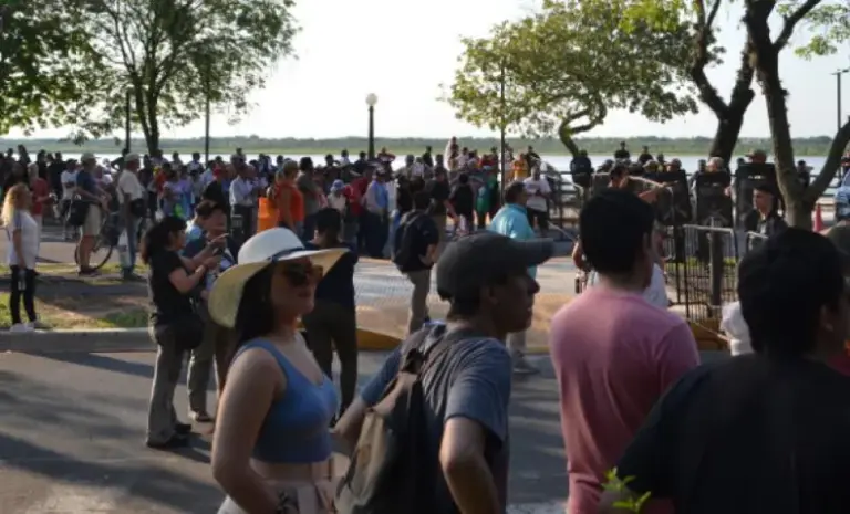 La oposición al Presidente se hizo sentir en la Costanera San Martín de Corrientes