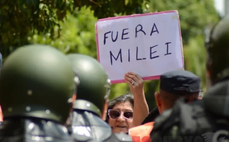 Entre abucheos, Javier Milei pasó por Santiago del Estero
